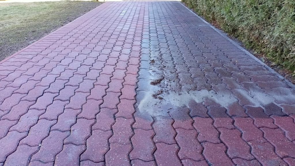 mycie  kostki brukowej, widoczny kontrast między oczyszczoną a brudną częścią."